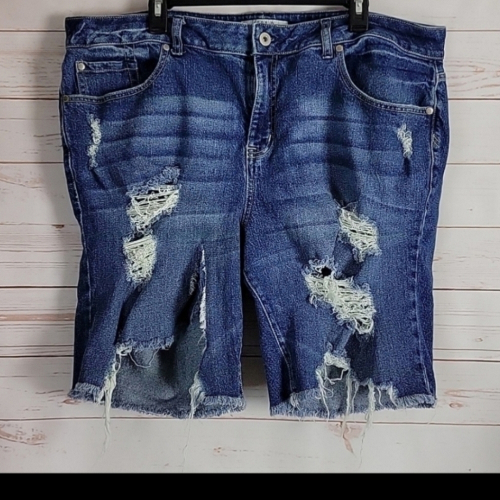 TORRID Womens Medium Wash Cutoff Distressed High Rise Denim Shorts Size 20